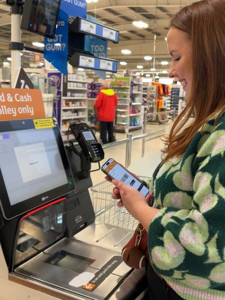 Chloe of Chloe's Deal Club using the everup app to pay for shopping to earn cashback